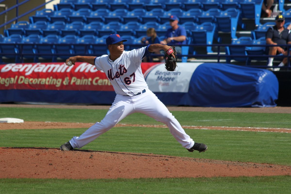 Nomar Mazara da dos imparables, Hansel Robles logra salvado
