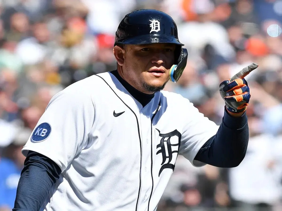 Miguel Cabrera heads towards Ichiro's mark