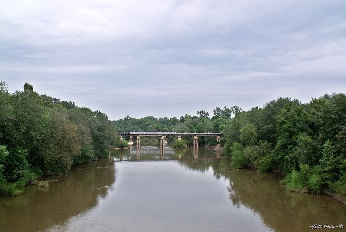 Thousands drink leadpoisoned water in Flint, Michigan