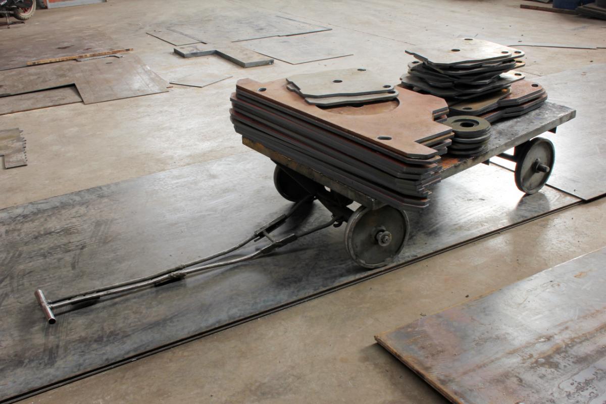 How Are Air Skates Used For Moving Machinery?