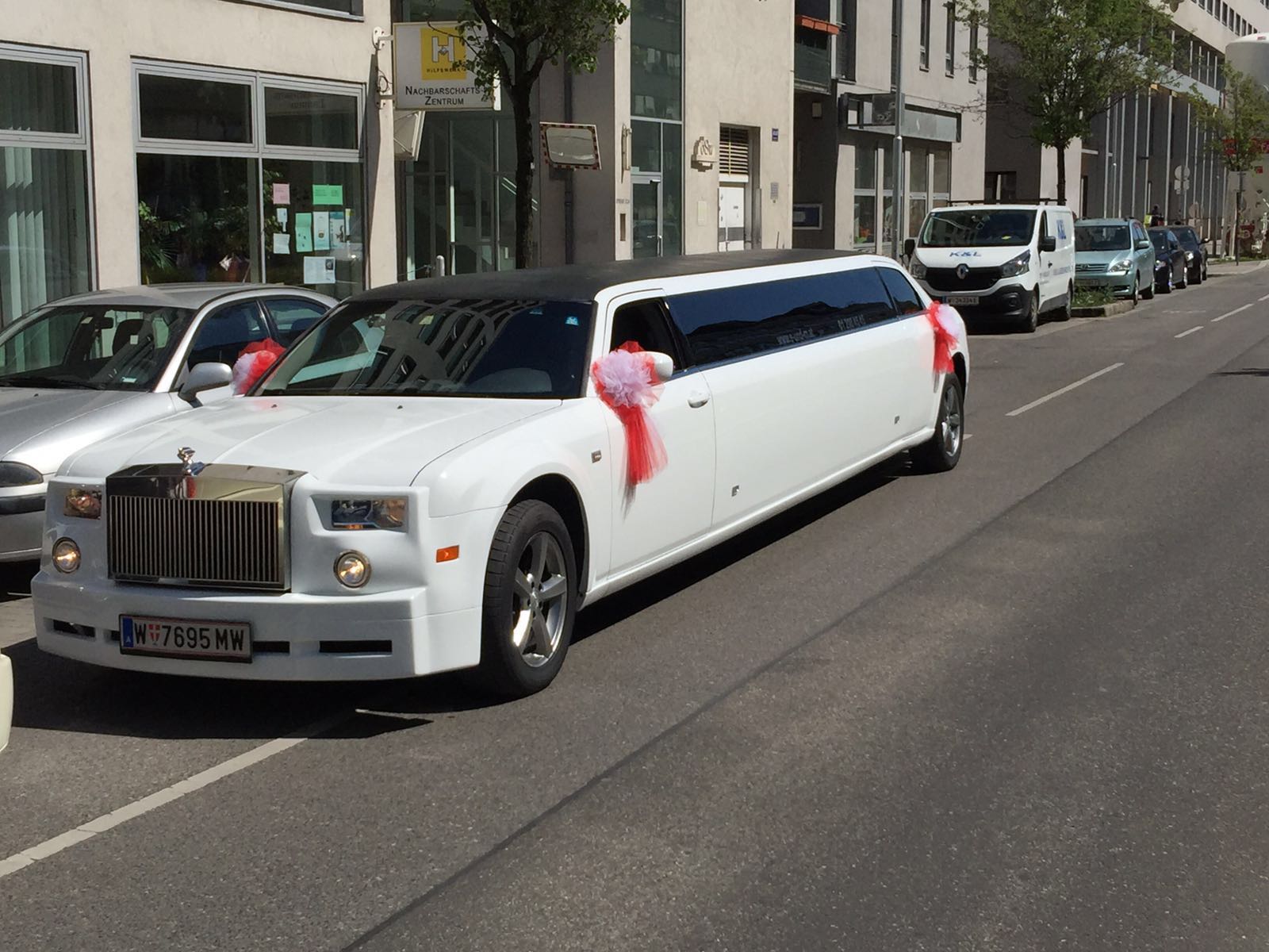 Hochzeit im Sommer mit Hochzeitslimousine Stretchlimousine