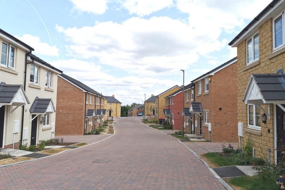 Springfield Oval, Witney, West Oxfordshire Linear Plastering