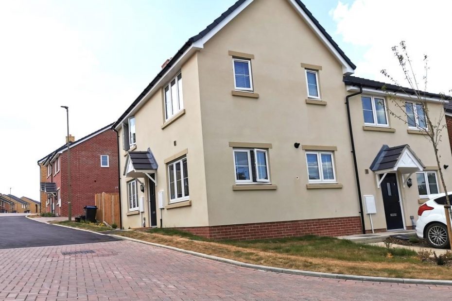 Springfield Oval, Witney, West Oxfordshire Linear Plastering