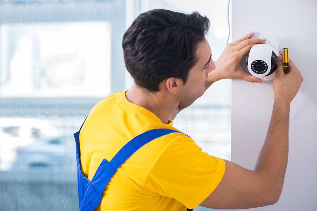 7 Benefits of Hiring a Professional Home Security Company Linked Security
