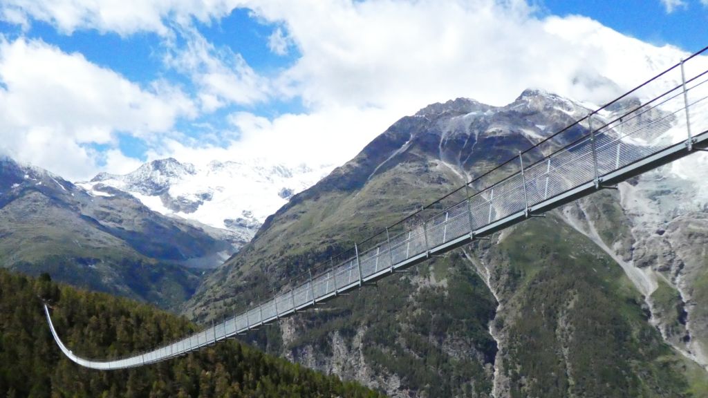 Switzerland Is Now Home To The World's Longest Pedestrian Switzerland Is Now Home To The World's Longest Pedestrian
