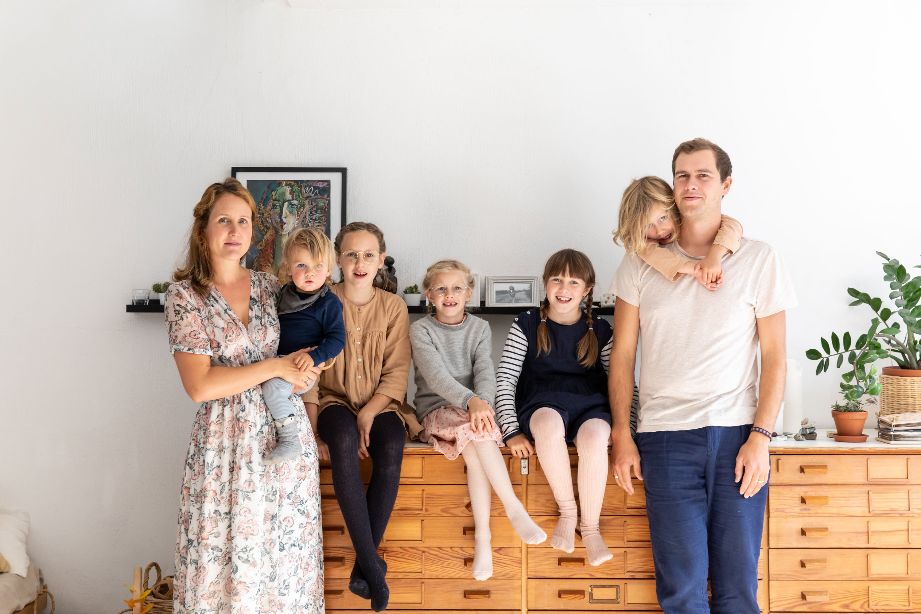 Hannah Schlutius mit Mia, Lotta, Ida, Justus und Caspar Littleyears