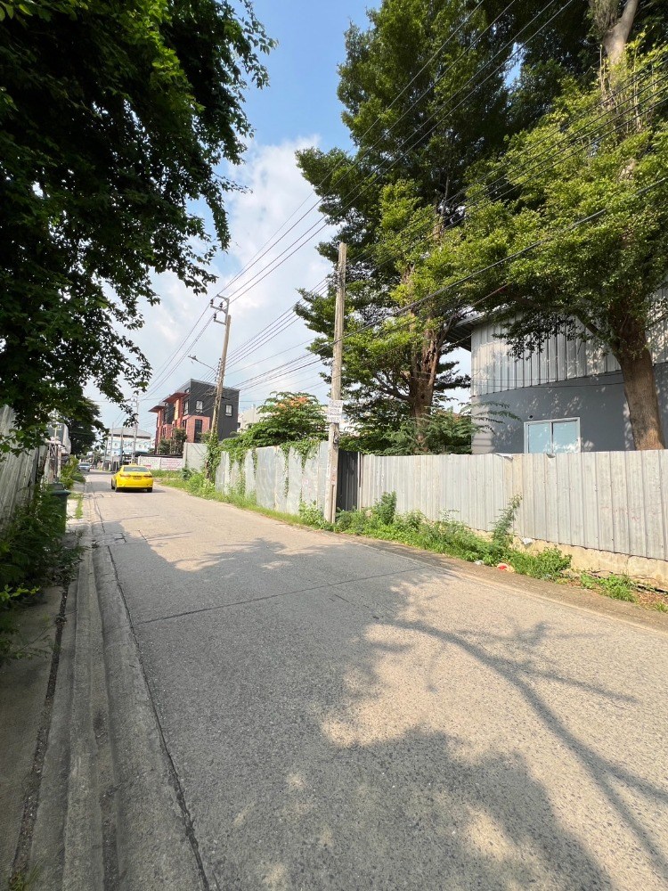 Land for sale with buildings in Soi Lat Phrao 34, 2 entrances and exits