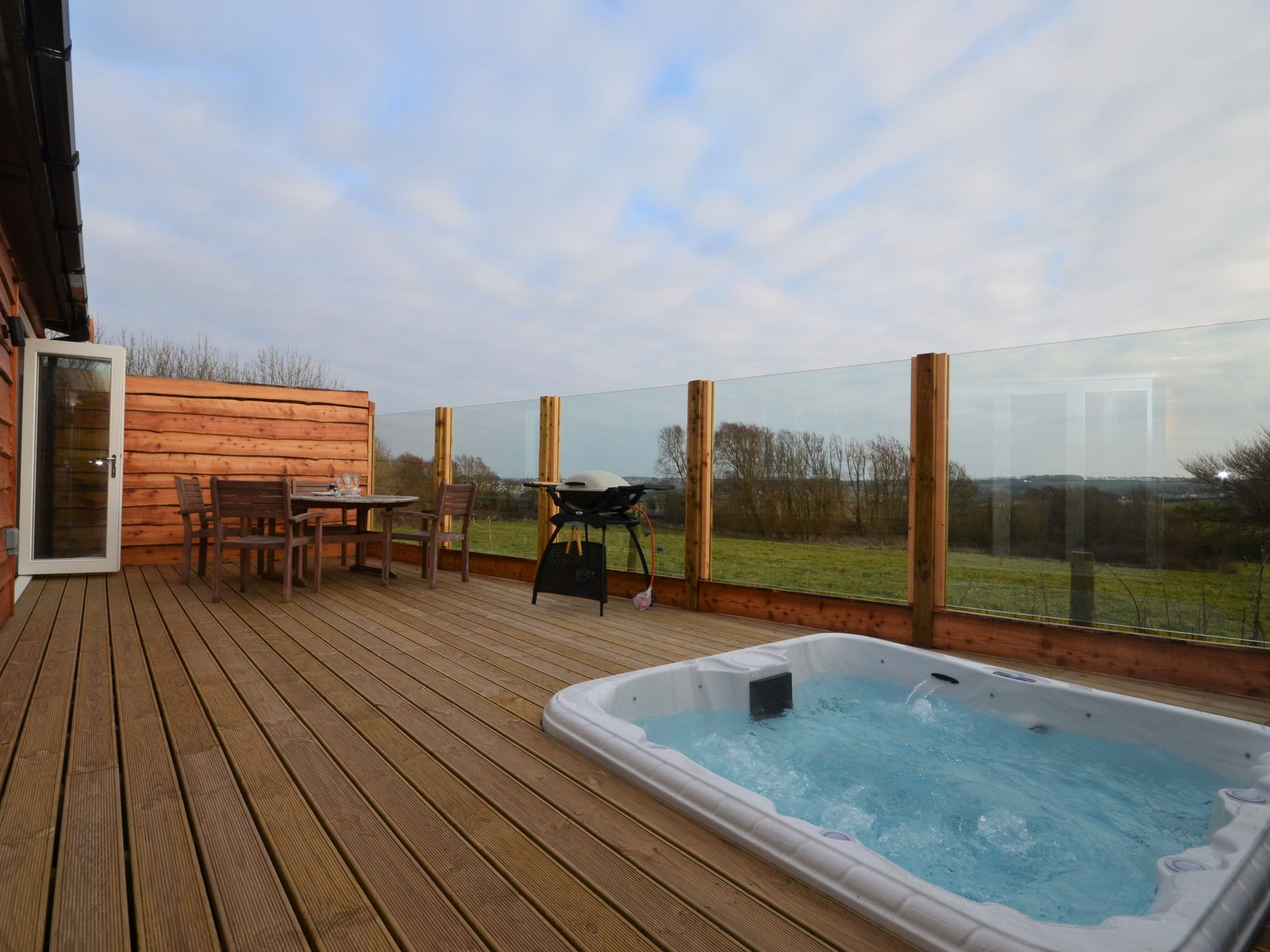 Old Spot log cabin, Westward Ho, North Devon hot tub