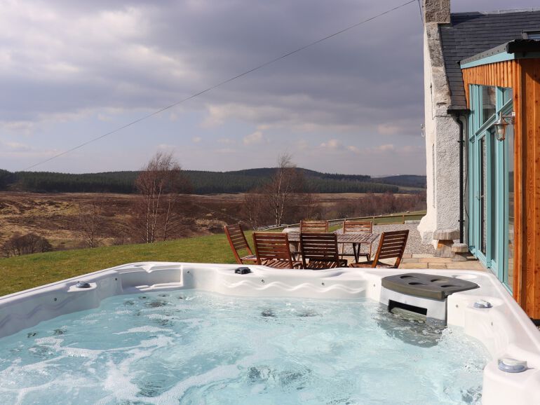 Scottish Highland Hot Tub Lodge Hideaway