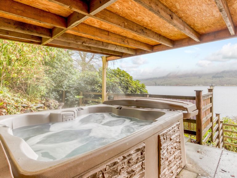 Lochside Lodge Hideaway with Hot Tub