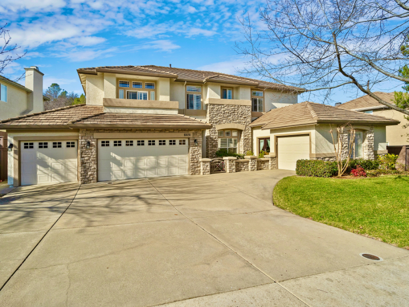 Daryl & Karon Gray, Seller Lorrie Davidson Real Estate