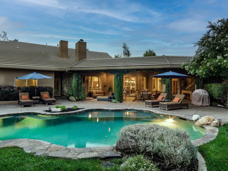 Ed Jago & Christine Jago, Seller Lorrie Davidson Real Estate