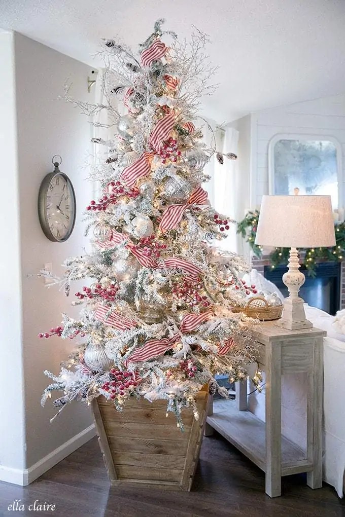 23 Fabulous Flocked Christmas Tree Decorating Ideas