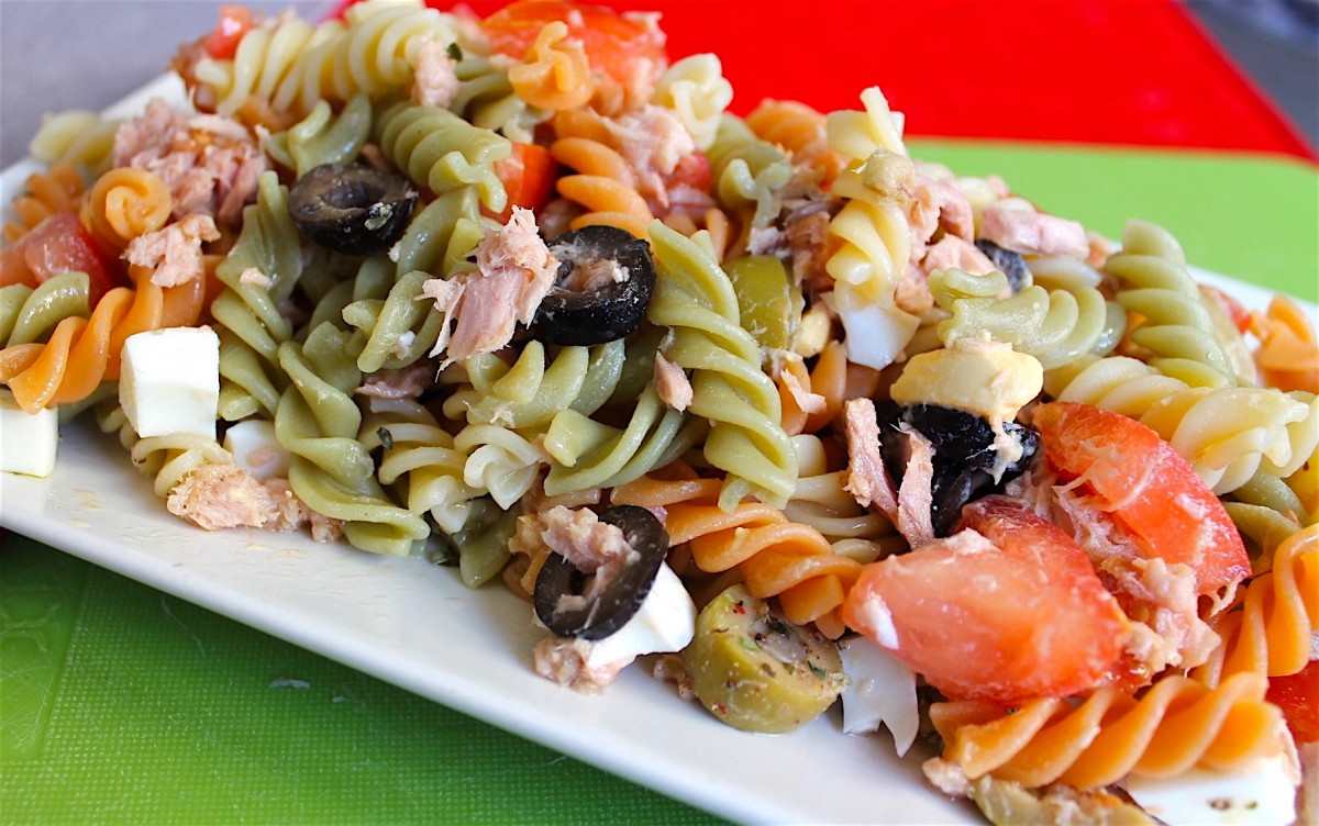 Ensalada de pasta con huevo, atún, tomate y aceitunas Love my Salad