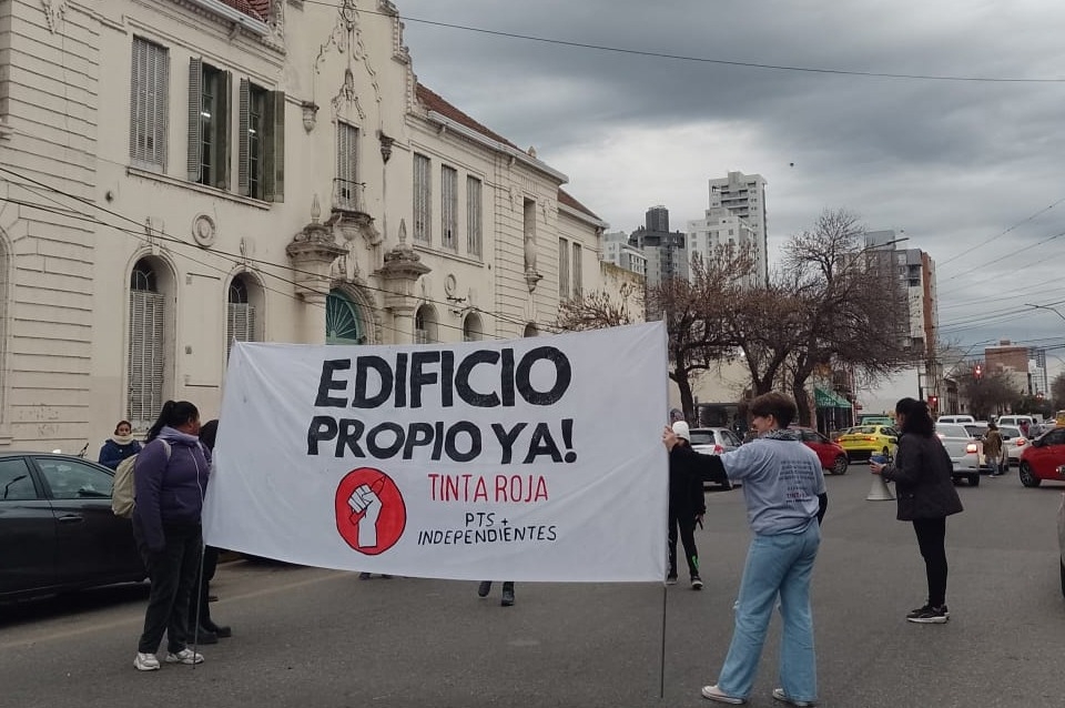 Nuevo reclamo de alumnos del Almirante Brown por el estado del edificio