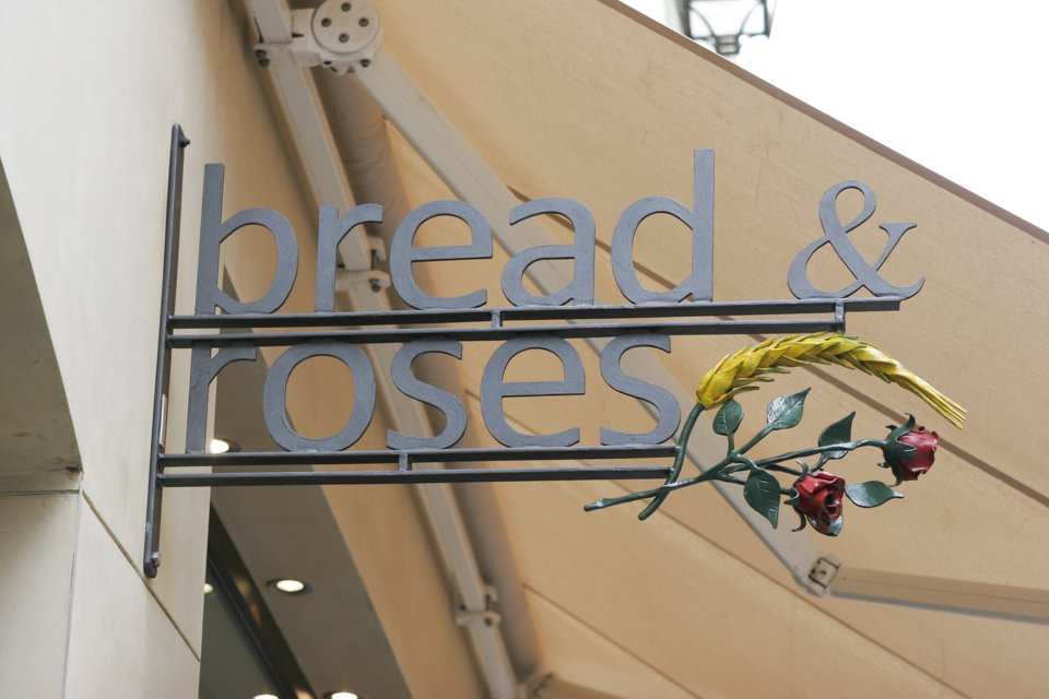 Bread and Roses, salades, club sandwiches et gâteaux gourmands