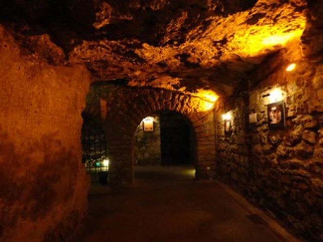 Visitar las grutas del Laberinto del Castillo de Buda