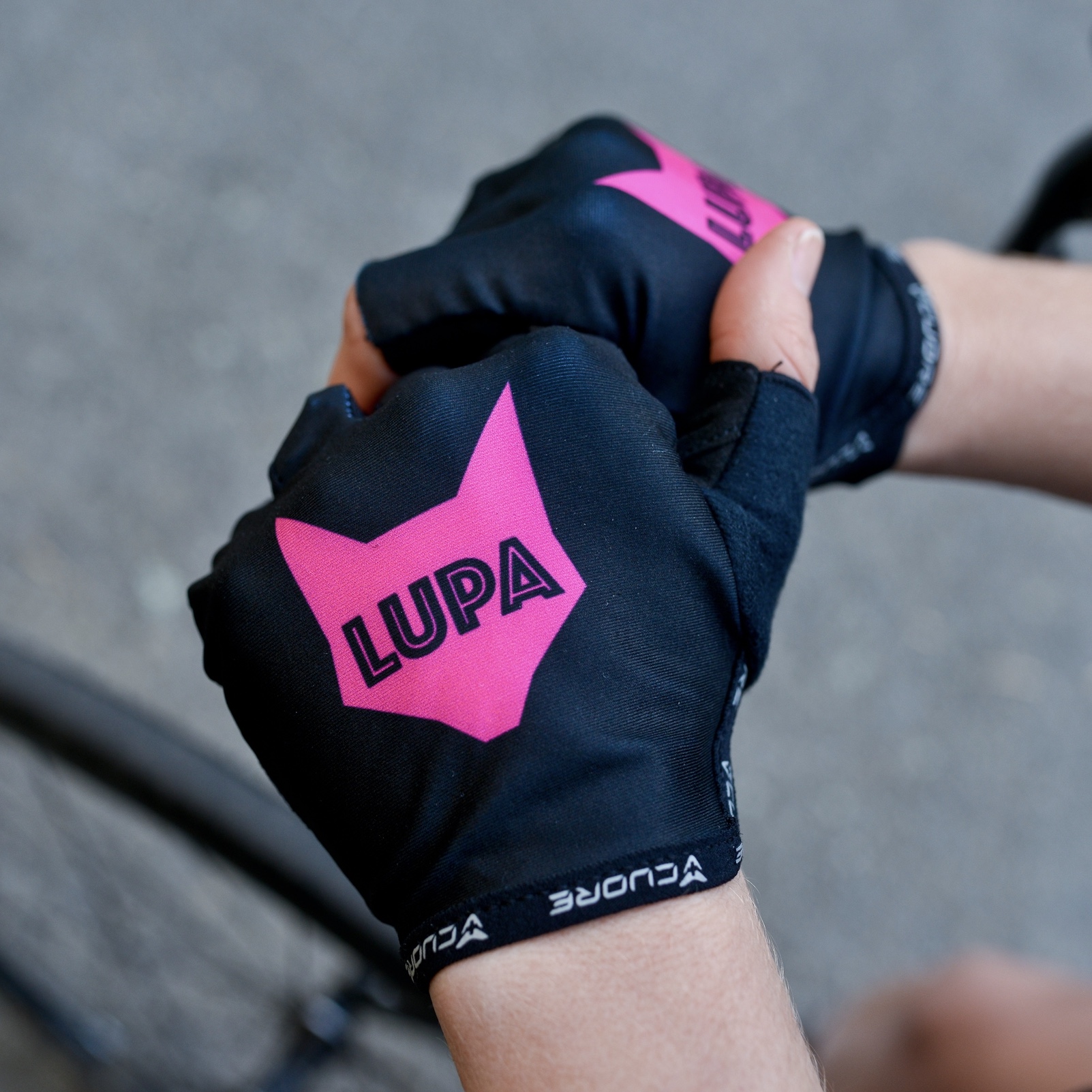 WOMENS CYCLING GLOVES Black and pink womens cycling gloves