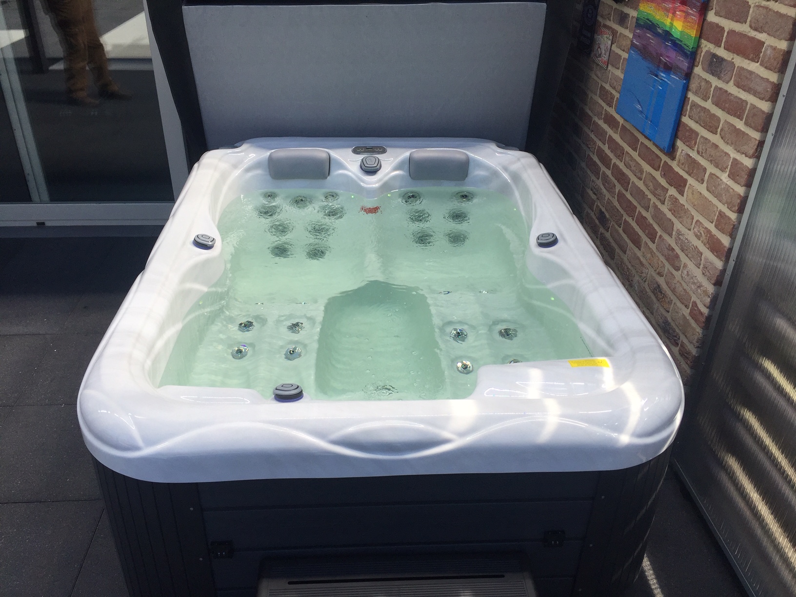 Top kwaliteit jacuzzi's en inhoudelijk advies! Een bubbelbad kun je veelal niet kwijt in je huis, omdat het gewoon behoorlijk van formaat is. Tuin bubbelbad Lux Spas Wuustwezel