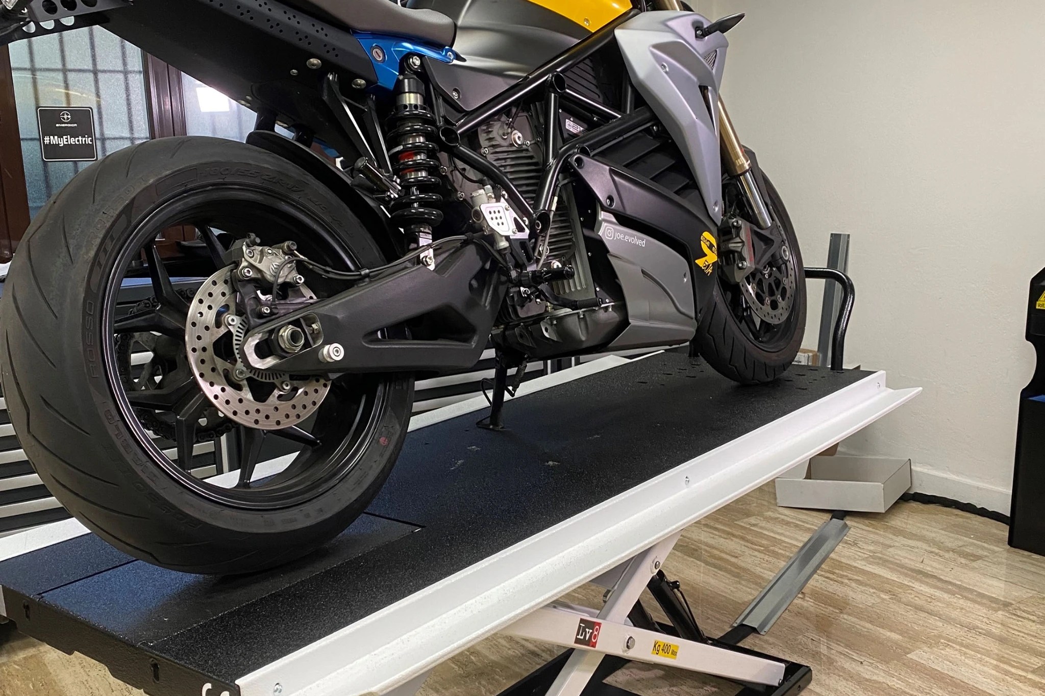 Motorcycle lift for electric vehicles the only one in the world! LV8