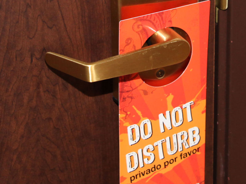 Do Not Disturb」の意味、ホテルのドアノブにかかっている札の使い方｜Hotelier No Tamago テロ防止策、ドアノブの「起こさないで」の代わりになるものは？