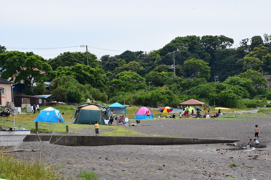 三戸浜海岸でキャンプ・バーベキューを楽しむ人たち 三浦半島ビーチマップ