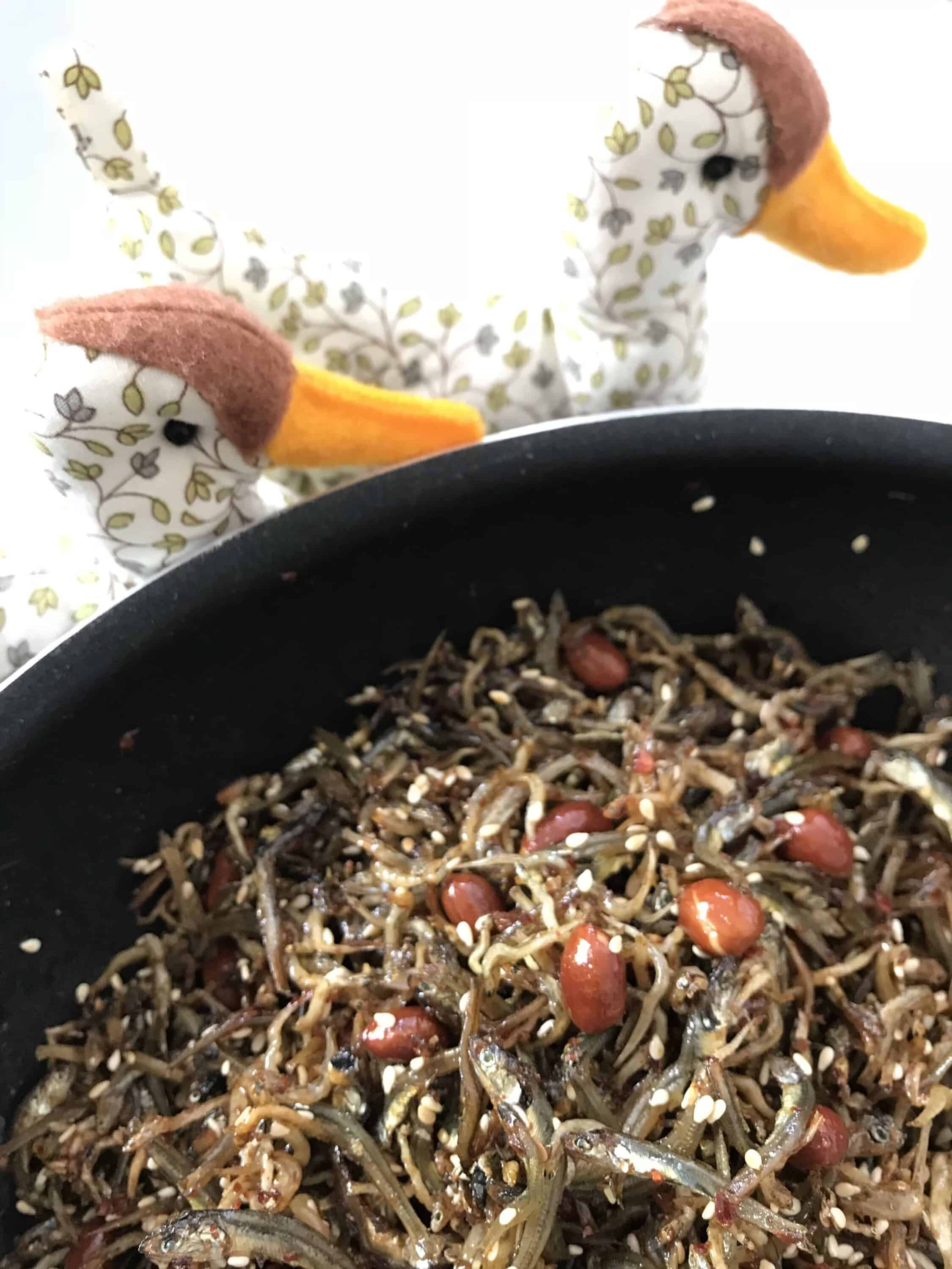 Dried anchovy side dish (Myeolchibokkeum) recipe