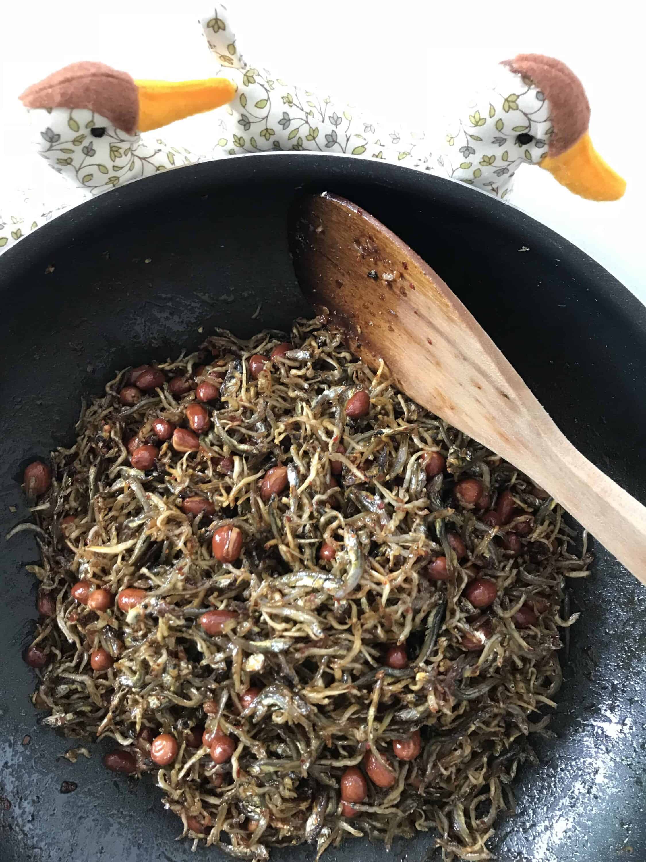 Stirfried dried anchovies and peanuts (Myeolchibokkeum 멸치볶음) recipe