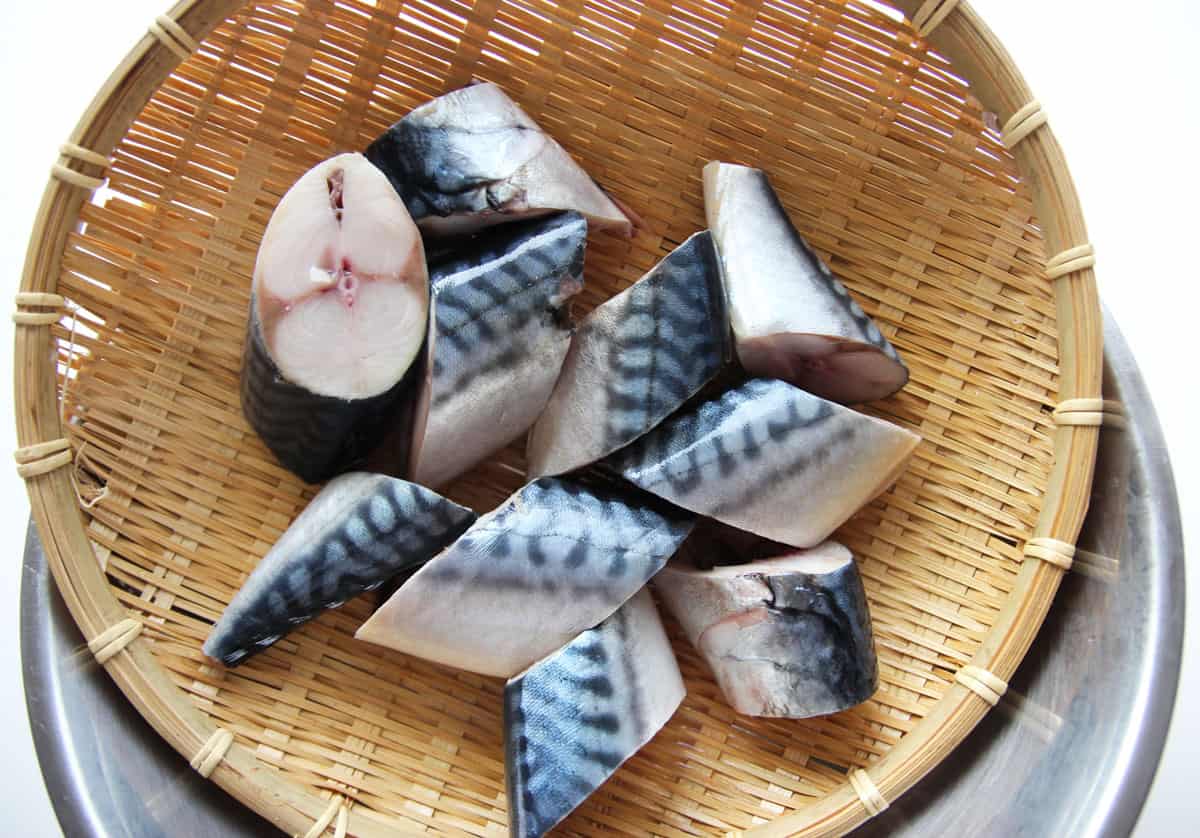 Braised mackerel with radish (Godeungeomujorim) recipe by Maangchi