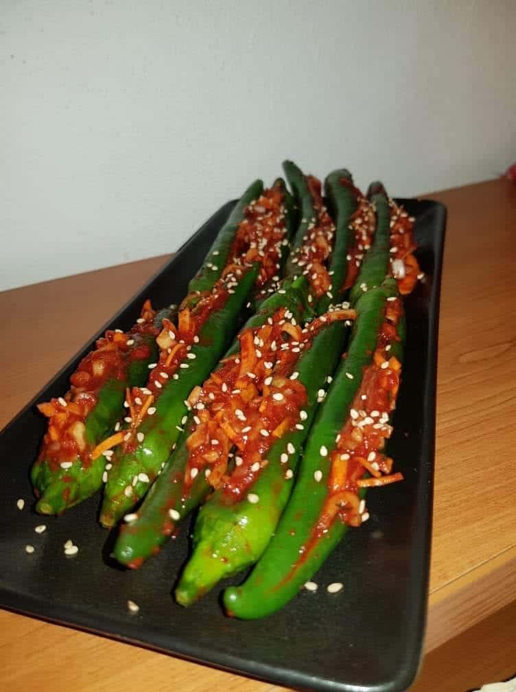 Spicy stuffed green chili pepper kimchi (Gochusobagi 고추소박이) recipe by