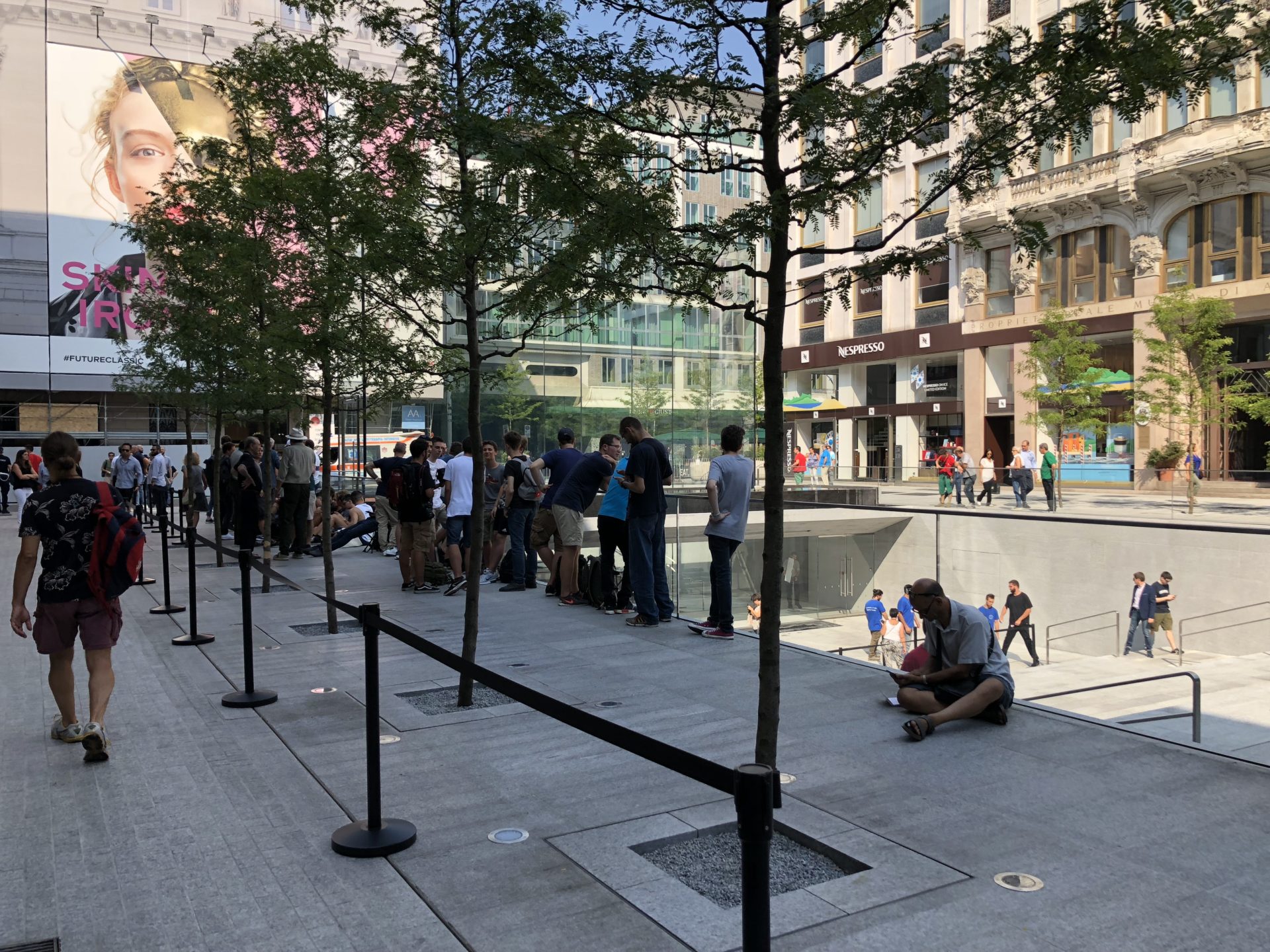 Apple Piazza Liberty Milano in fila con Angela Ahrendts