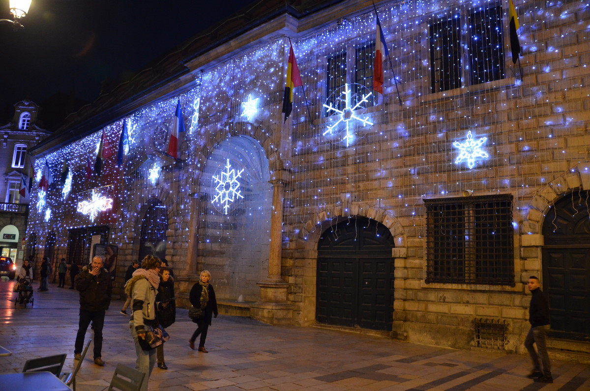 Ambiance de Noël à Besançon les illuminations ont séduit les