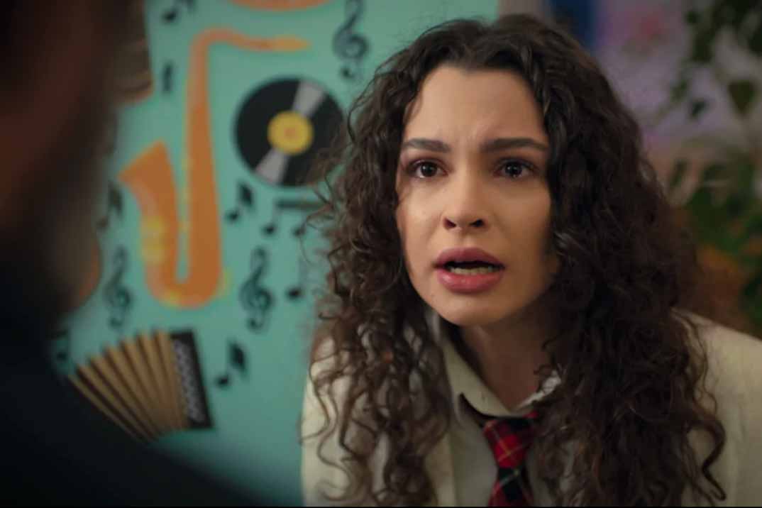 “Hermanos” Capítulo 24 Asiye se enfrenta a Akif y a Doruk