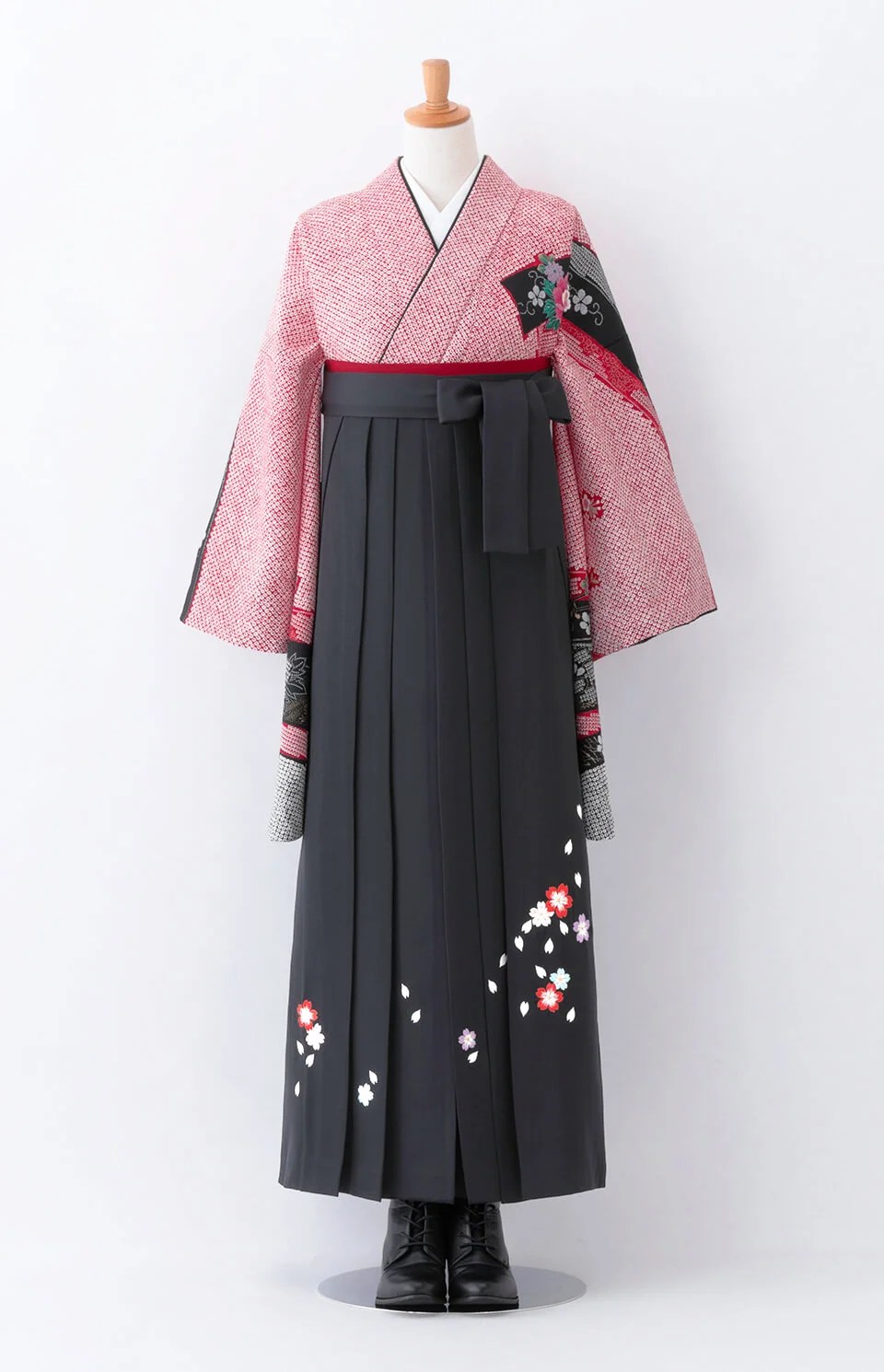 〈着物〉赤色 絞り柄着物 〈袴〉黒色 桜ちらし刺_袴 【T175】｜卒業袴のレンタルはマイム