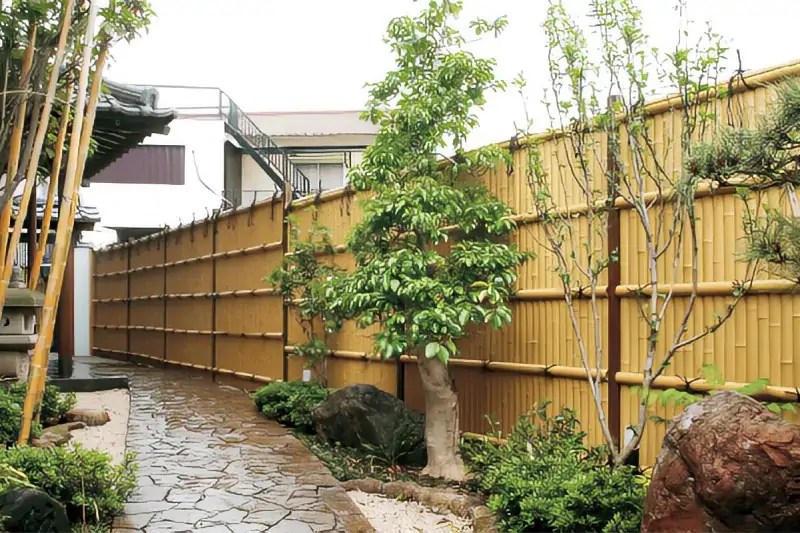 7 Creative Tree Branch Fence Ideas for Your Outdoor Space