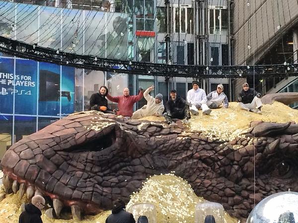 Malermeister Alexander Koch Sorgte Fur Die Malerarbeiten Bei Einer Szenerie Des Hobbit Films Smaugs Einode Geraubter Schatz In Goldenem Glanz Malerblatt Online