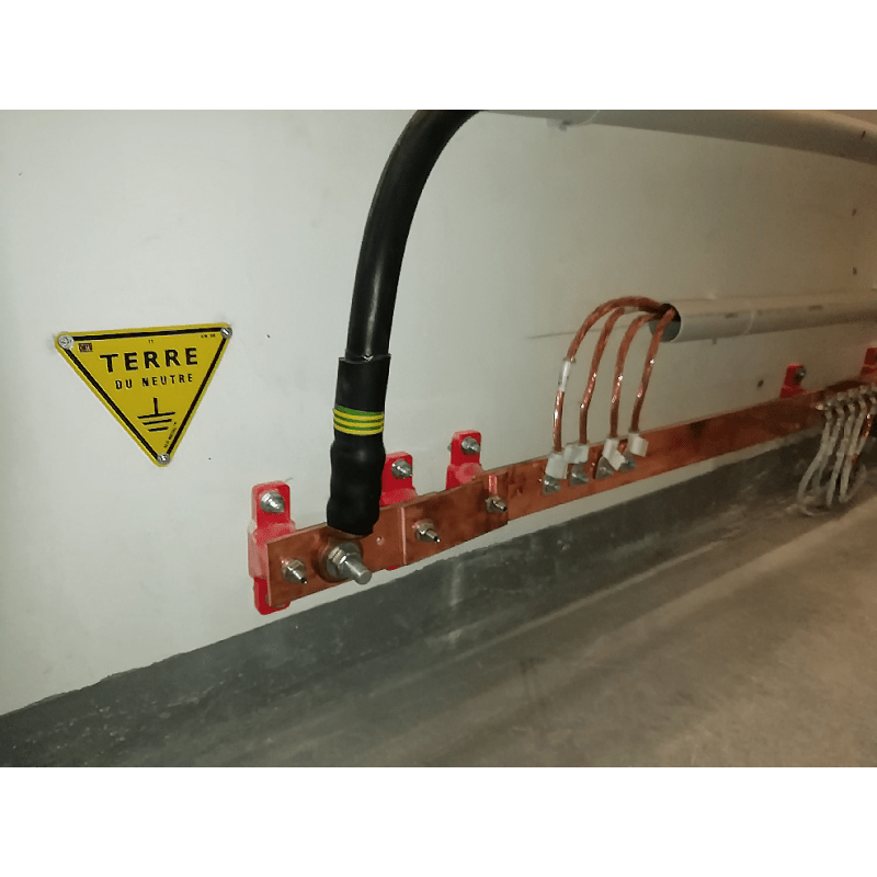 Equipotential bonding bars with integrated wall holders