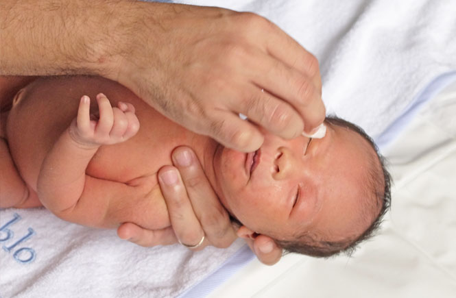 HOW WE GIVE PABLO A BATH NEWBORN EDITION Mama The Explorer