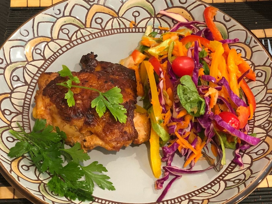 Pollo Ranchero y Ensalada de Repollo Al Plato y Sandwich Mama XXI