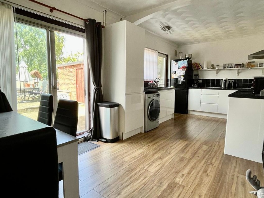 Bucks Cross Road, Northfleet, Gravesend, Kent, DA11 7ES, 3 bedroom