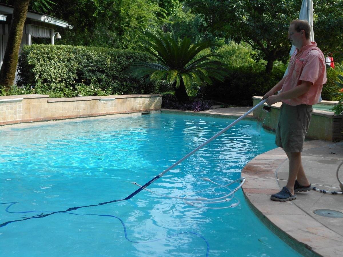 Keep Your Water Sparking with a Friendswood Pool Cleaning