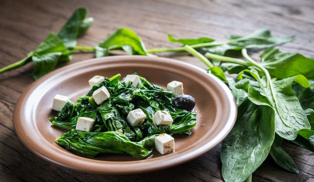 Espinacas con queso feta, una ensalada ligera y sabrosa