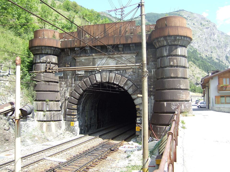 Top 15 des plus longs tunnels du monde