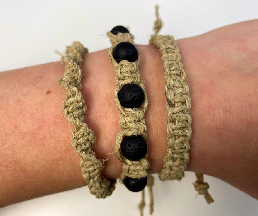 17 Free DIY Macrame Bracelet Patterns to Make! Marching North