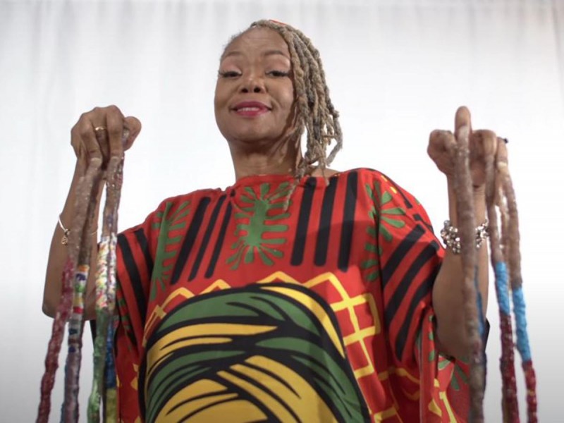 Ella es la mujer con las uñas más largas del mundo; tiene Récord Guinness(04)