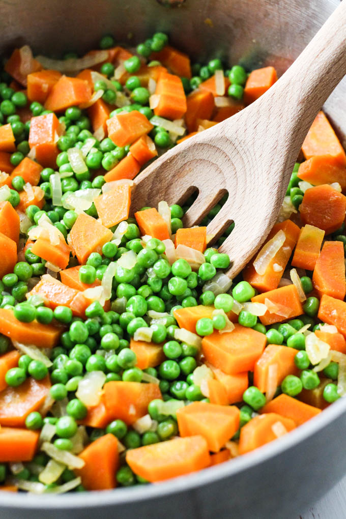 Peas and Carrots Recipe (Quick and Easy)