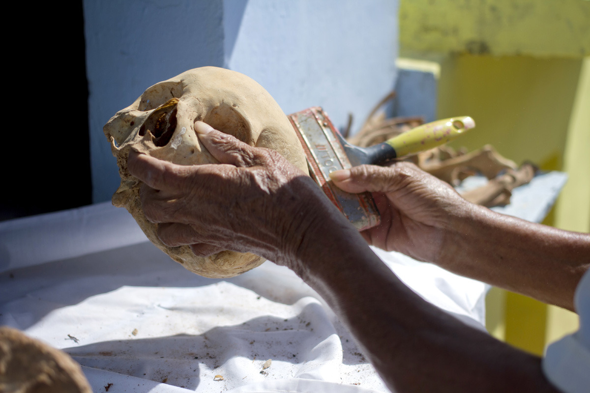 CAMPECHE SACAN A LOS MUERTOS PARA LAVAR SUS HUESOS.