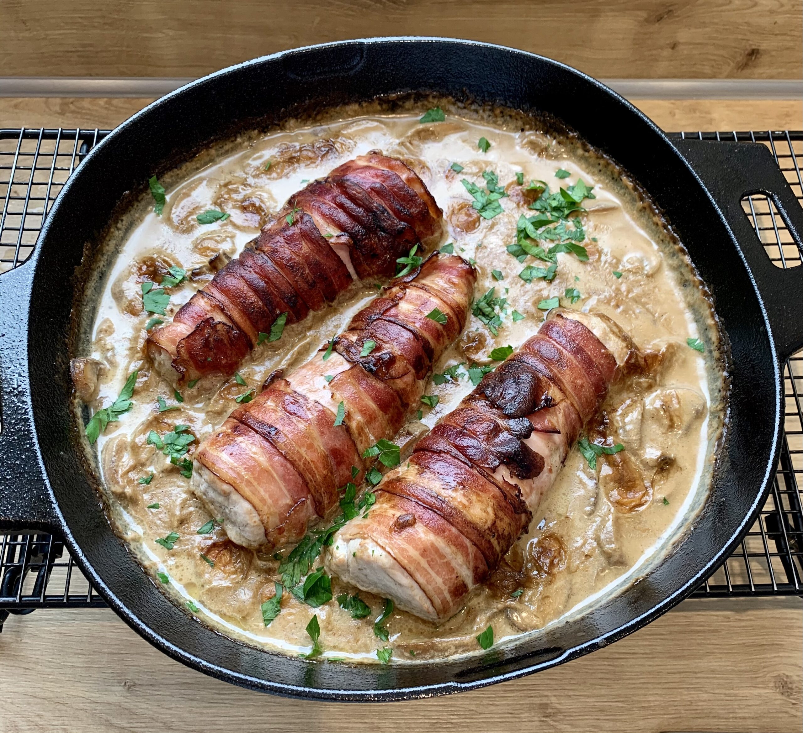 Schweinefilet im Speckmantel mit Champignonrahmsauce aus der