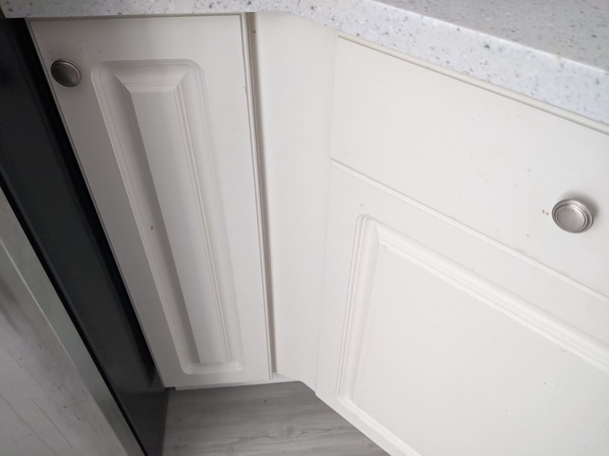 Where to put kitchen knobs & handles? Hardware placement guide