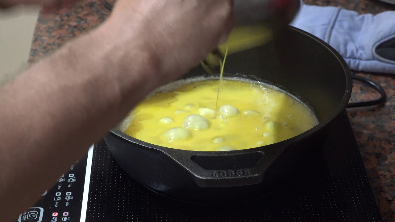 How to Cook Scrambled Eggs in a Cast Iron Skillet